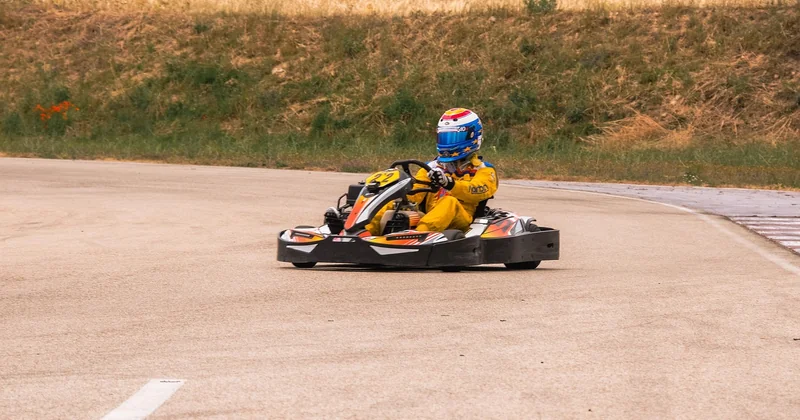 Casque de karting, casque de moto : deux mondes qui n'appellent pas le même équipement