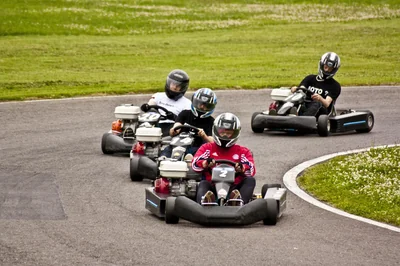 Découvrez les équipements de sécurité essentiels en karting pour 2026